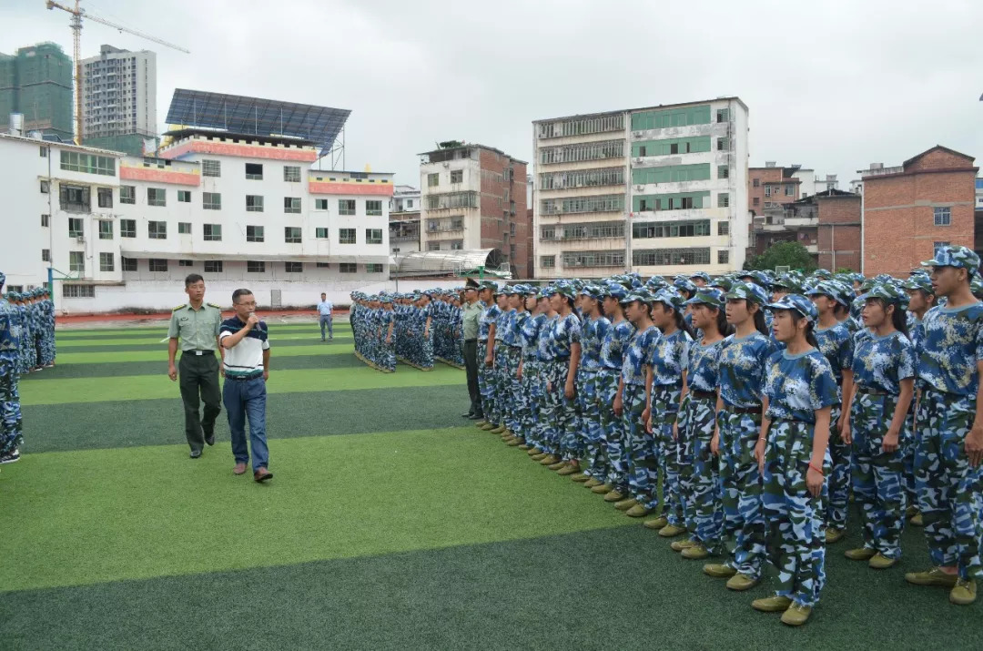 脫下軍裝踏上新徵程于都三中舉行2018級高一新生軍訓閉營儀式