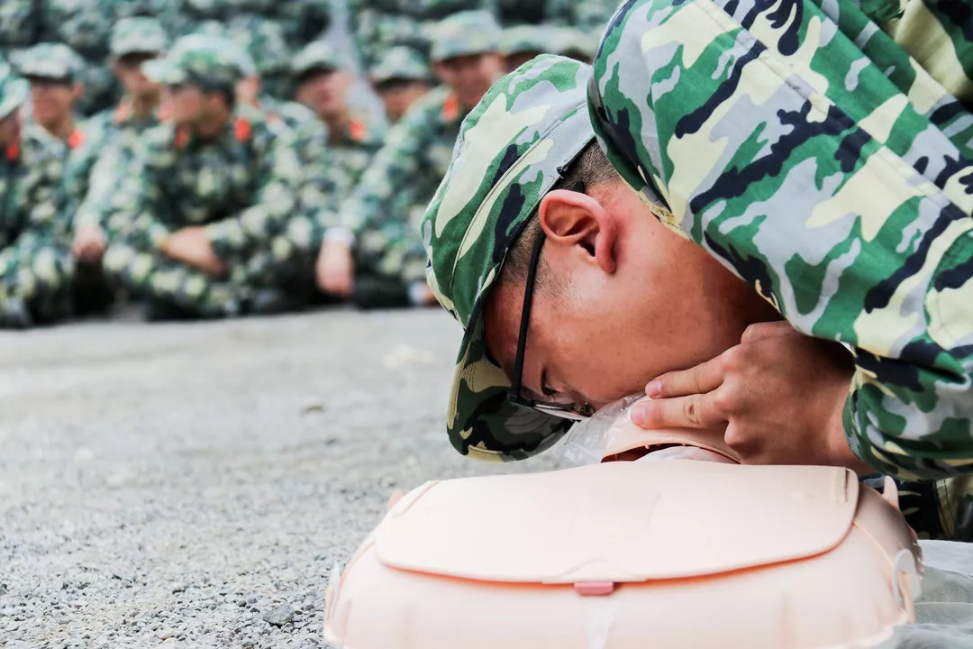 新兵心肺复苏图片