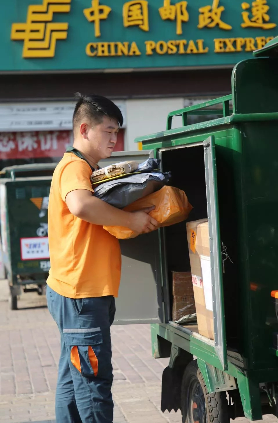 每天骑行50公里,搬运数千斤物品——邮政快递员的减肥经