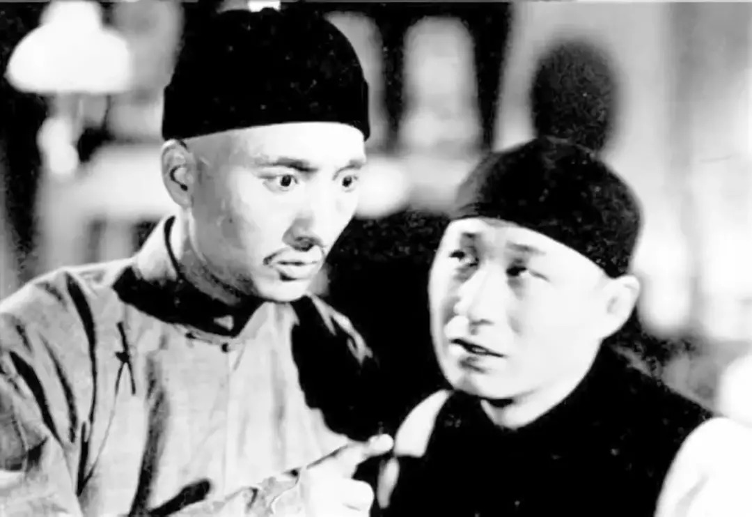 擅長飾演反派人物,1945年開始,曾在大型歌劇《白毛女》裡飾演黃世仁