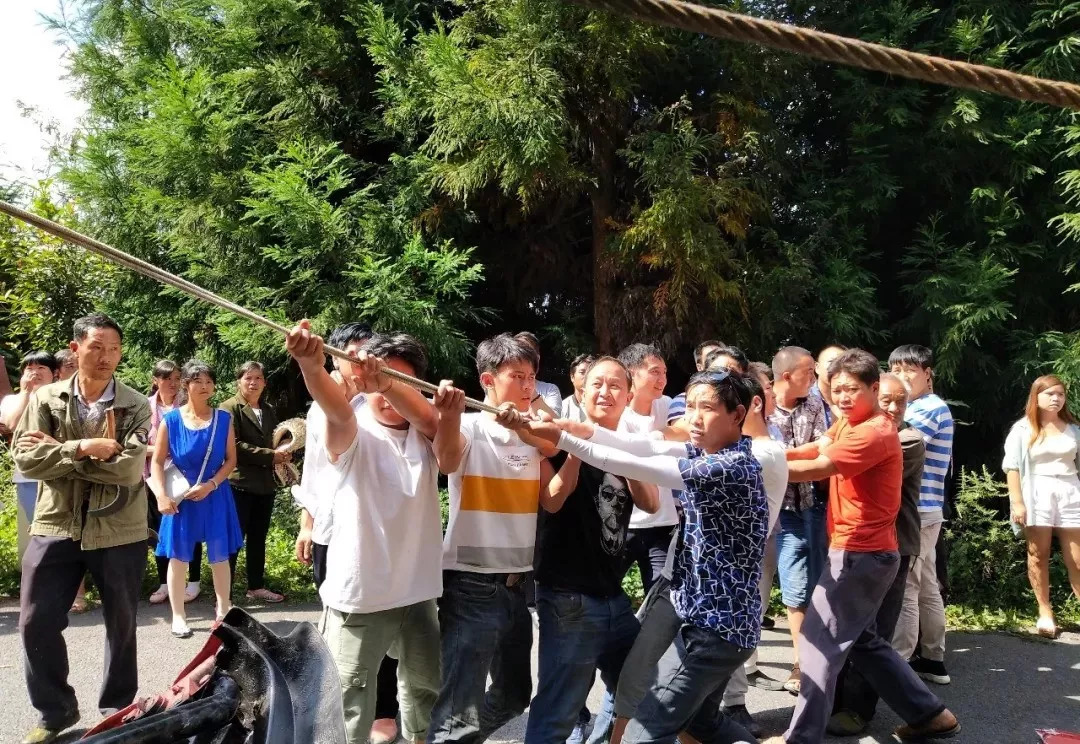 驚險:鎮雄潑機一大貨車剎車失靈撞上前車,駕駛員.