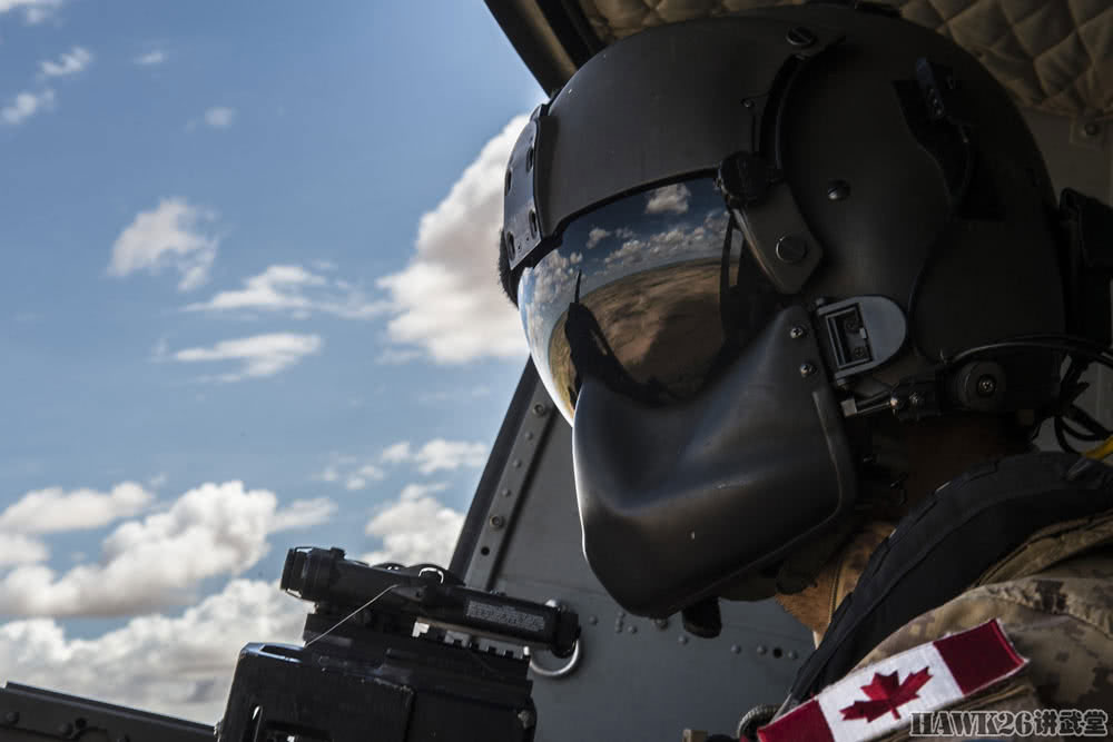 加拿大武装直升机在马里训练 转管机枪向地面泼洒弹雨