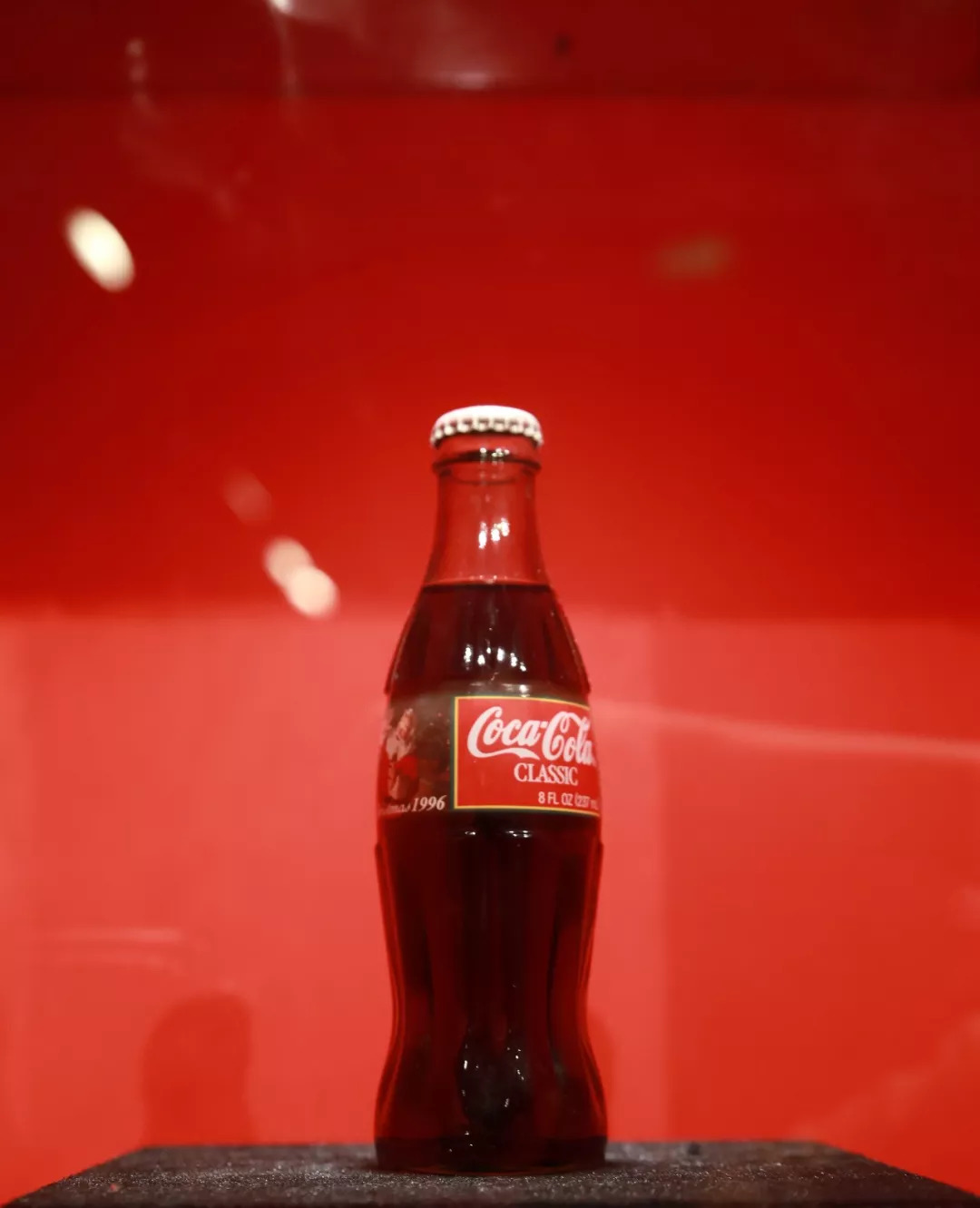 82年的拉菲了据说是第一批生产出来的可口可乐旁边还有一瓶镇馆之宝