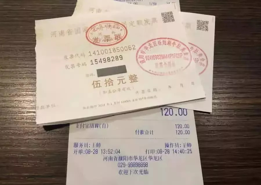 刘先生在此店消费时开具的发票和小票▲在美团页面展示的周一至皱五