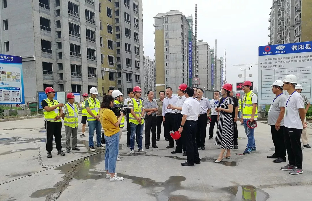 河南省人大常委会副主任刘满仓到濮阳县黄河滩区居民迁建项目视察