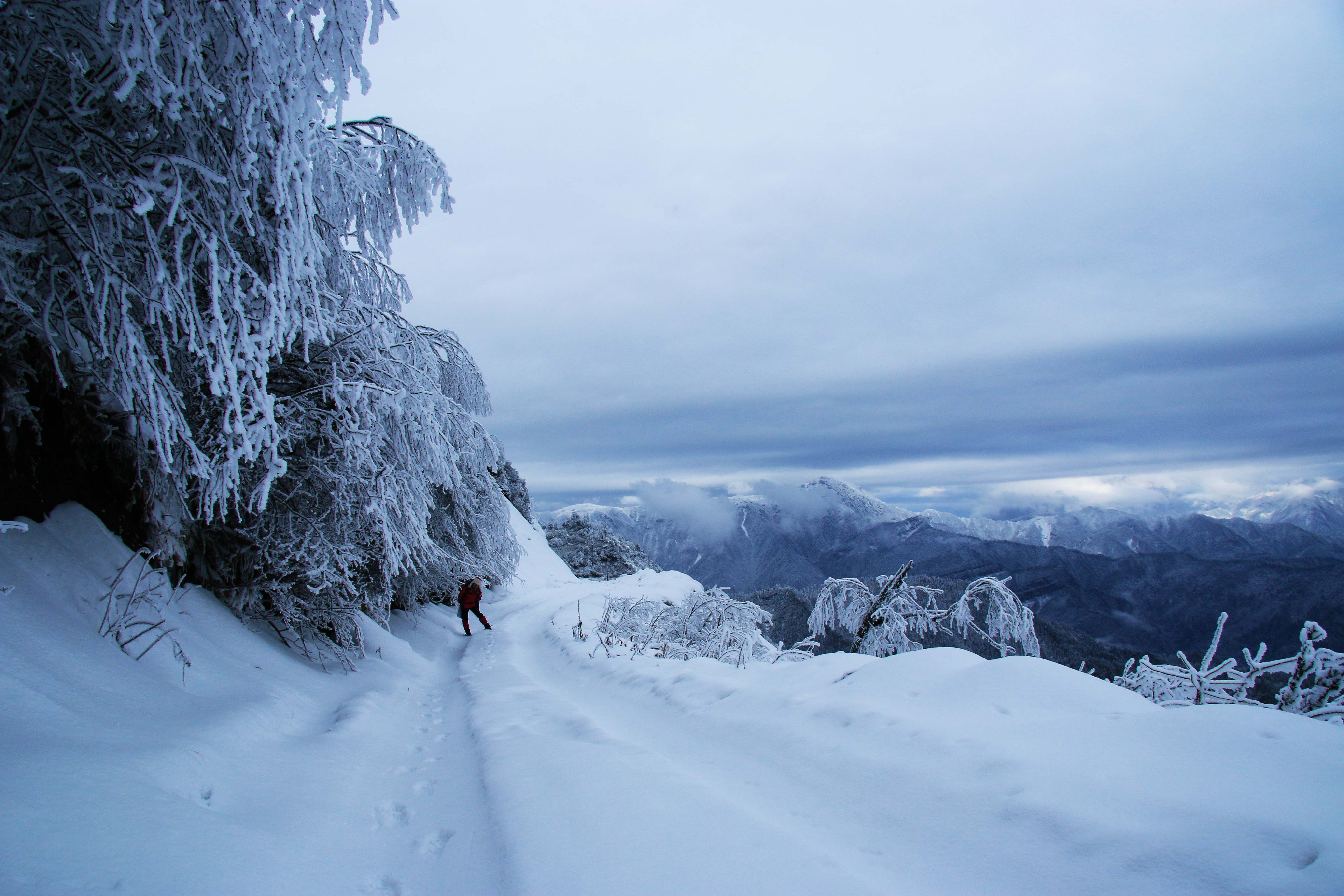 牛背山雪景图片