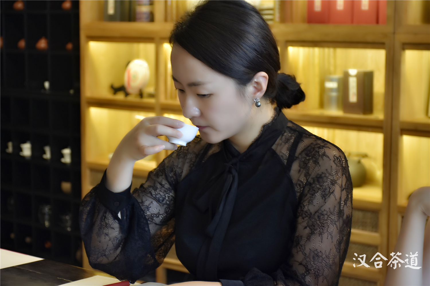 一个女人喝茶图片唯美图片
