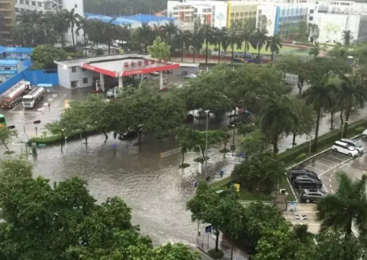 深圳大暴雨多条街道成河又开启了看海模式