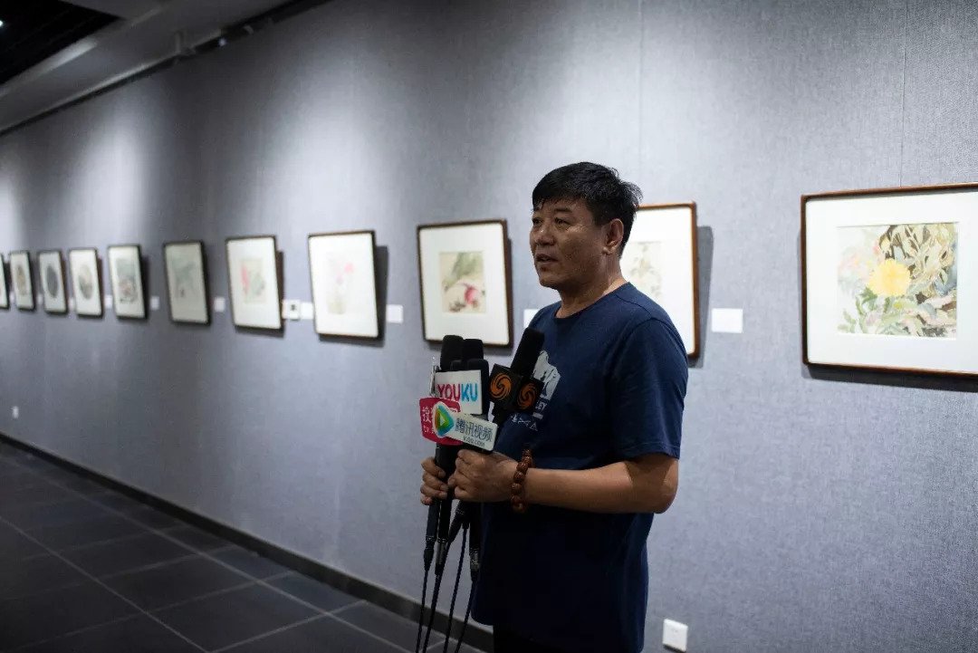 馆馆长李学伟接受采访本次展览共计展出老圃,郑山麓,张铁林,张世刚