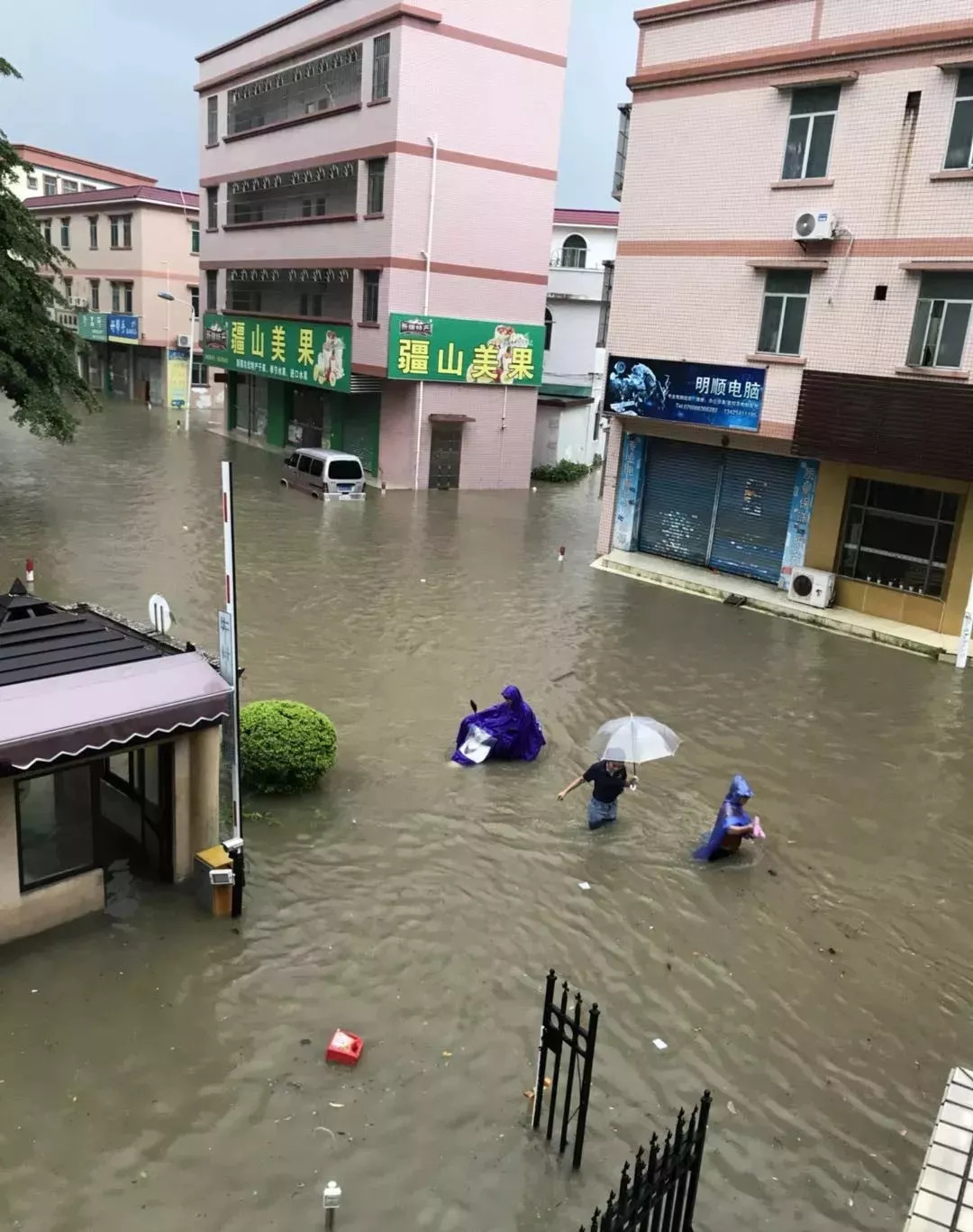 暴雨期間,一輛福特瑪斯丹困在明珠路 車主跑到安全區域等待救援 惠州