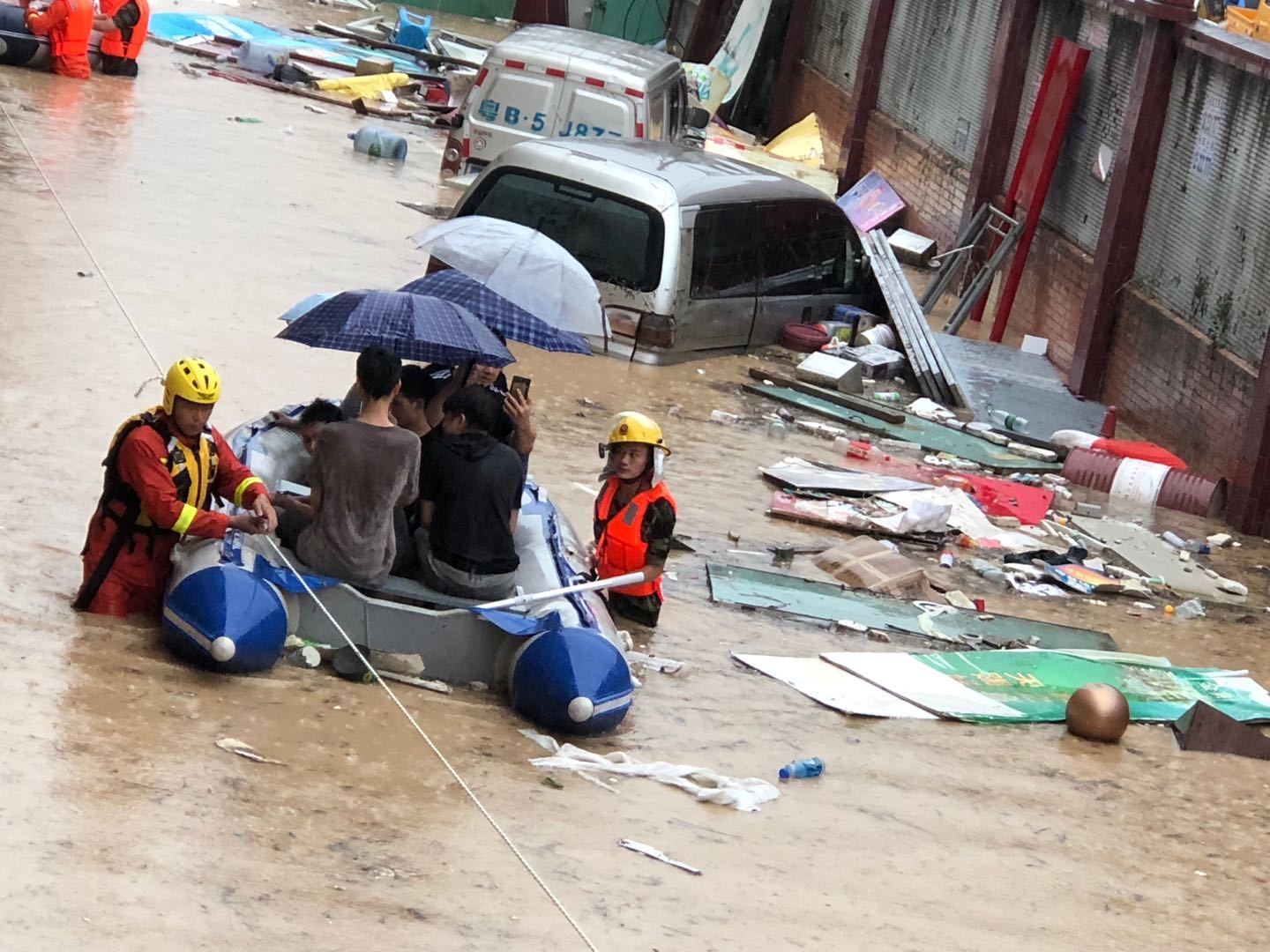 8月29日深圳特大暴雨,深圳消防在當日下午15時至16時疏散並救下24名