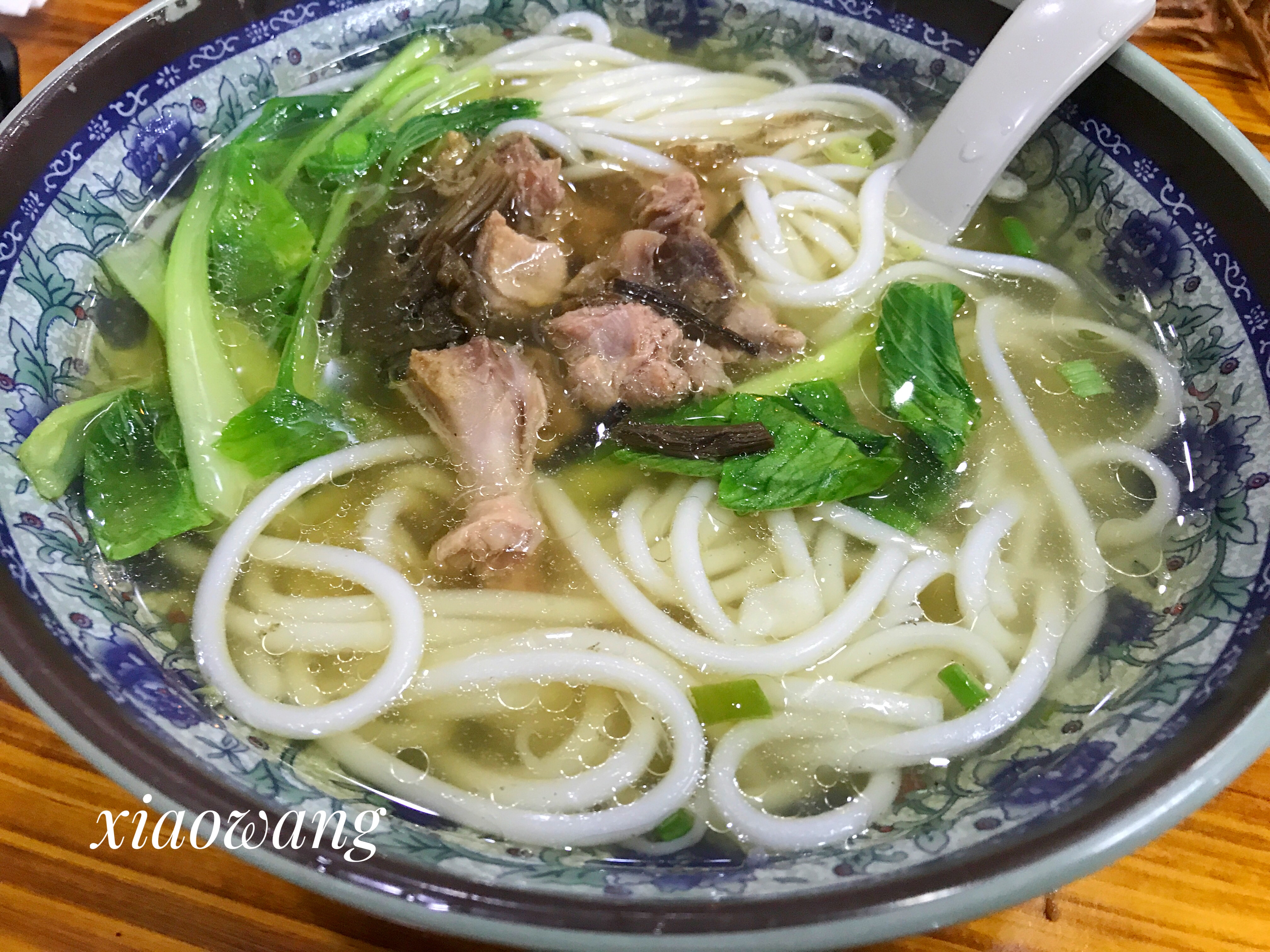 这又是一碗清汤米粉—茶树菇老鸭粉,和前面那道猪肚粉做法应该是一样