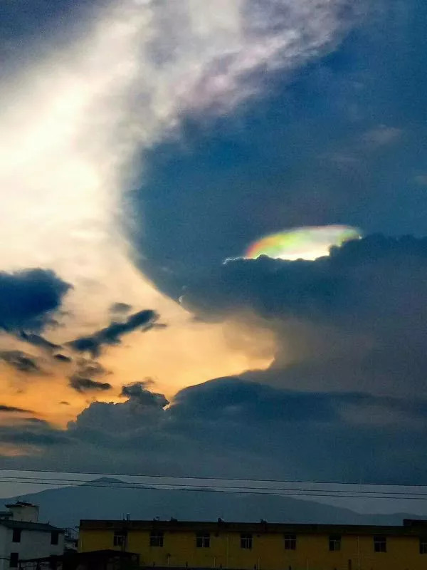 驚現通海上空的七彩雲到底是什麼現象?災難還是吉兆?_祥雲