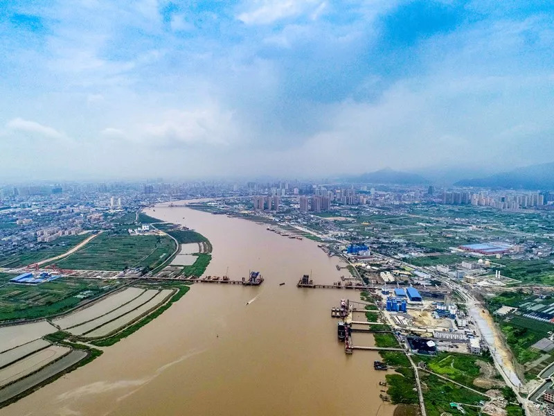 银泰城与苍南龙港新城相连接,成为鳌龙两岸交通枢纽,将进一步完善鳌江