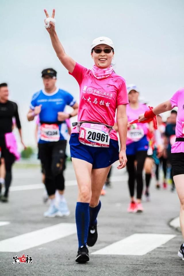 2018哈尔滨马拉松女跑者瞬间图集