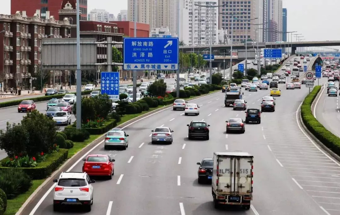 快速路上也有了專用車道天津司機注意別走錯了