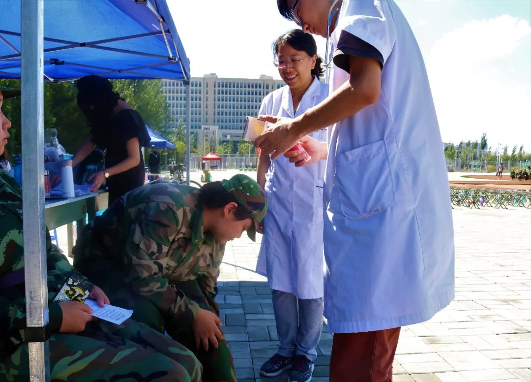 【一句話新聞】校醫為十四營學員檢查身體_軍訓