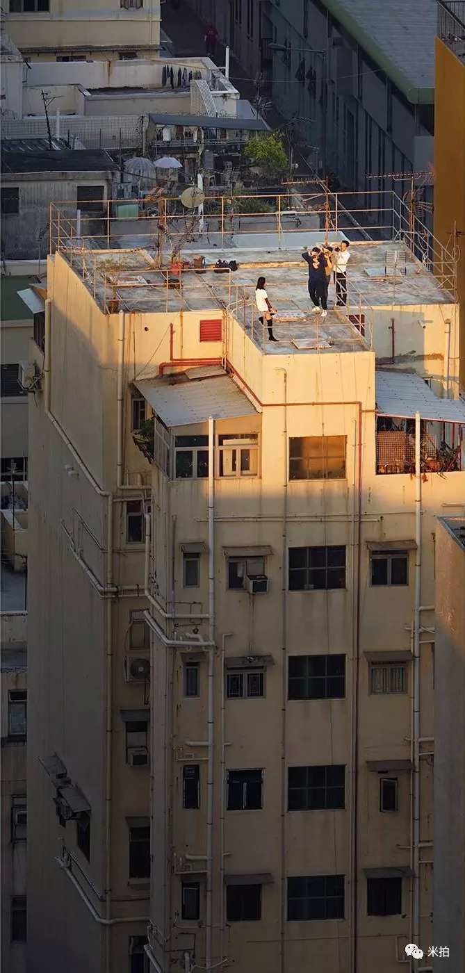 他4年爬了香港上百個高樓,拍下港人的天台故事