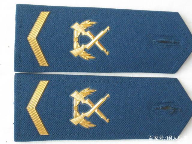 海军士兵军衔采用和陆空空军相同的肩章军衔,佩戴在两肩,中士包括中士