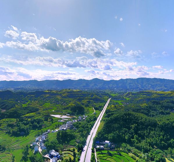 開江境內有金山寺,飛雲溫泉,任市陶牌坊,寶泉塔,寶石湖,白巖洞,峨城山