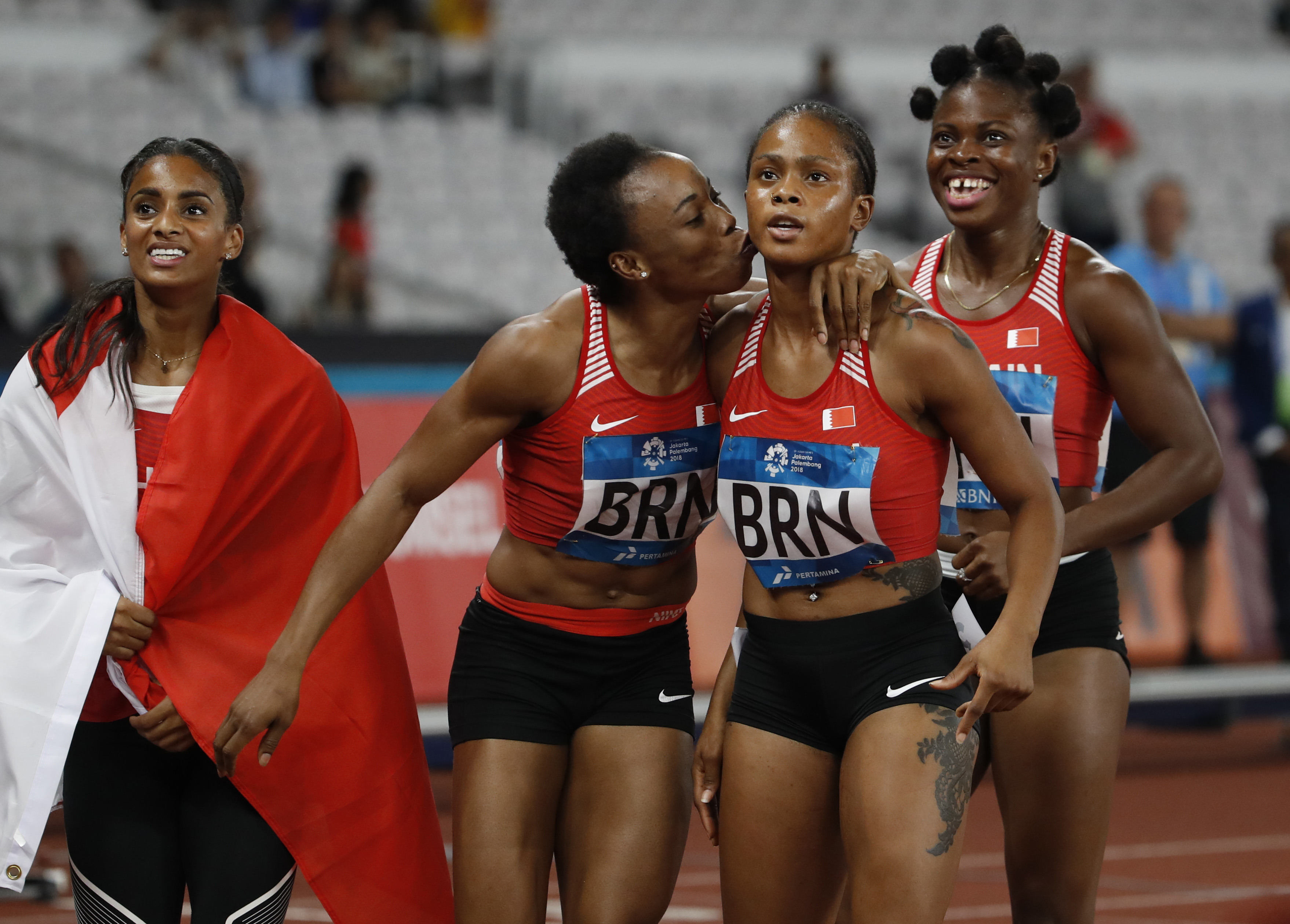 高清圖:亞運女子4x100米接力 中國摘銀微笑致意