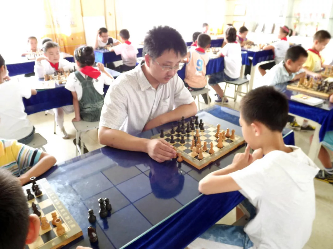 国际象棋车轮战2011年国际象棋男子国际特级大师叶江川来校与学生进