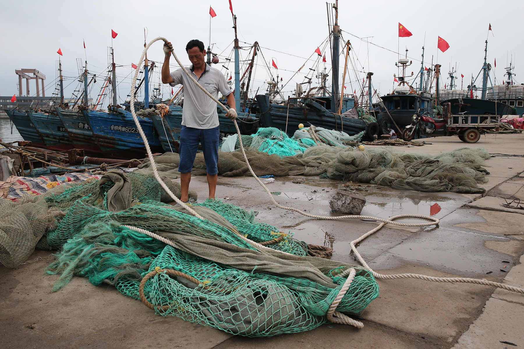 开海在即,渔民整装待发