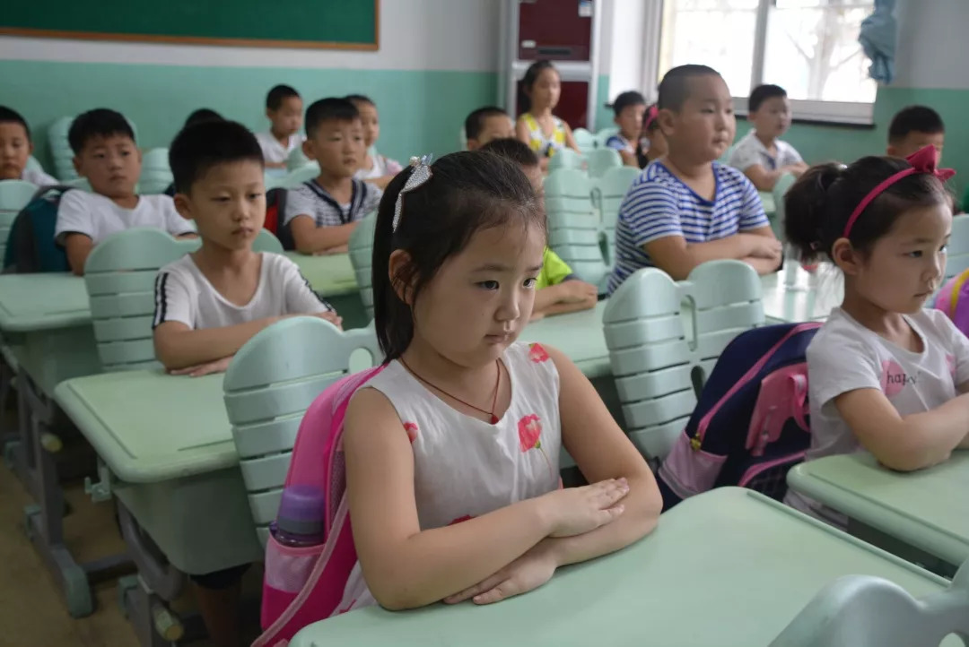 小学生上学路上照片图片