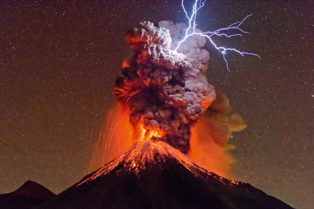 他追火山15年,拍摄35万张照片,终于收获一幅完美之作!