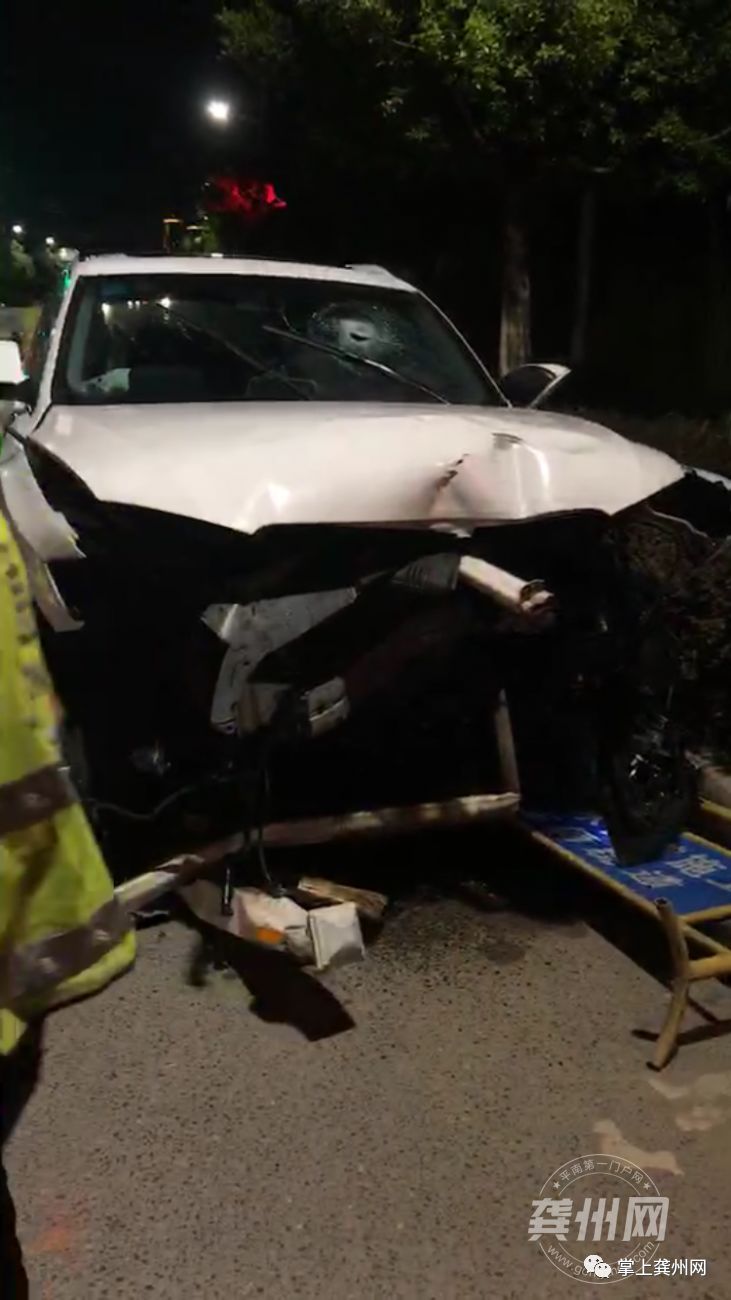 昨晚龚州中学门口路段发生车祸车头损毁严重现场一片狼藉