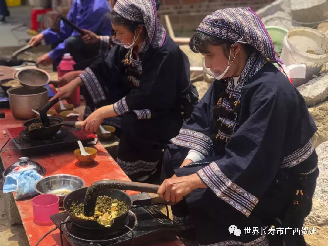 花山的瑶族同胞打油茶是瑶族的一种古老而独特的生活习惯