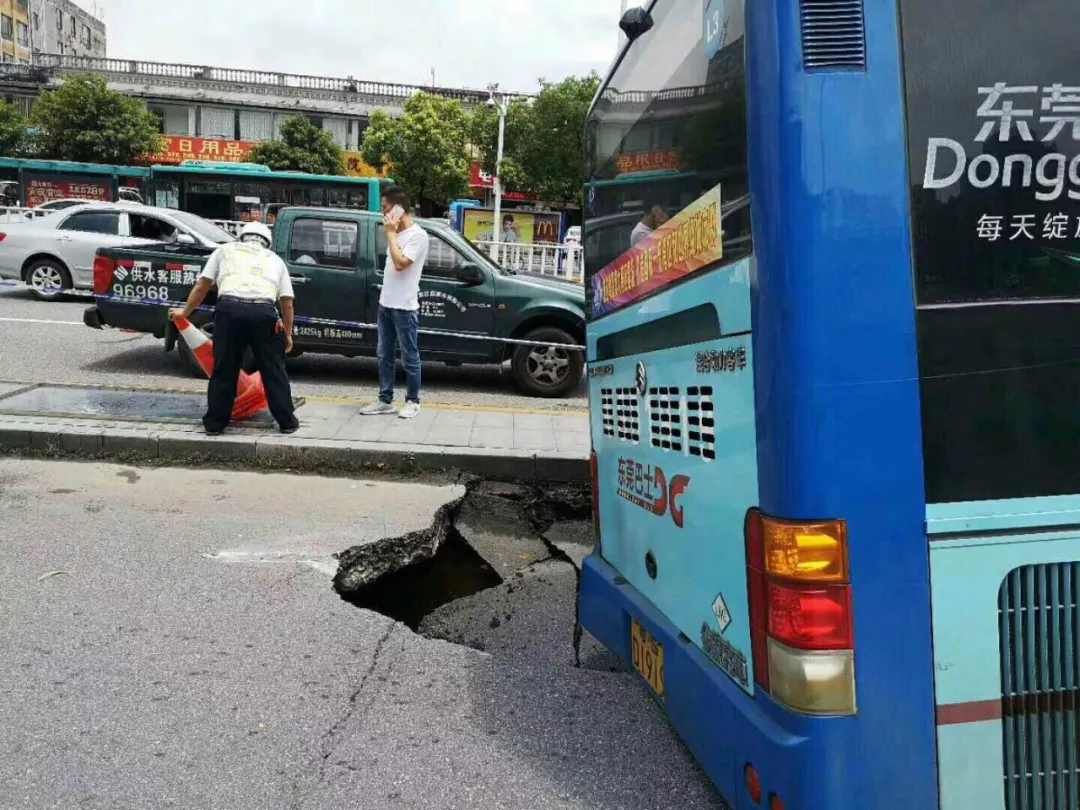 東莞持續暴雨東縱路萬達路段昨日地陷公交車掉坑裡原因是