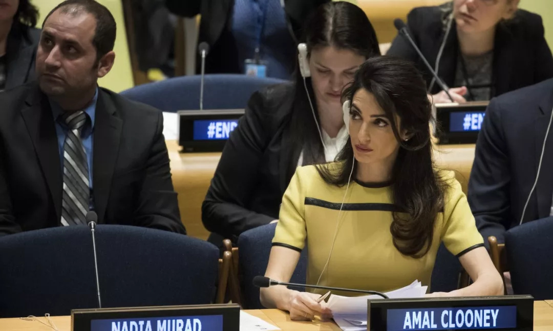 全球最美律师最爱的单品竟然是_amalclooney