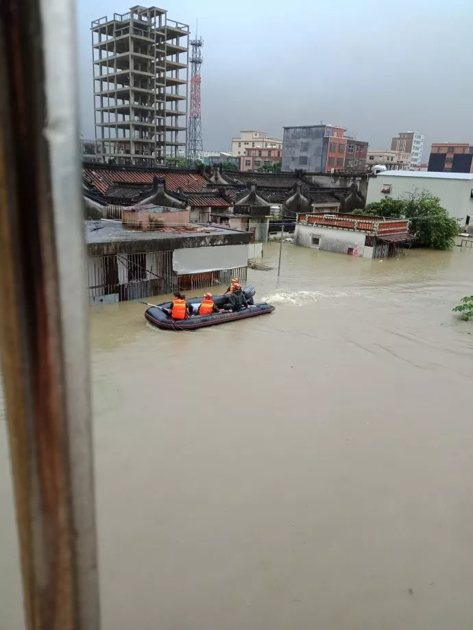 您的车在水上漂……走了!