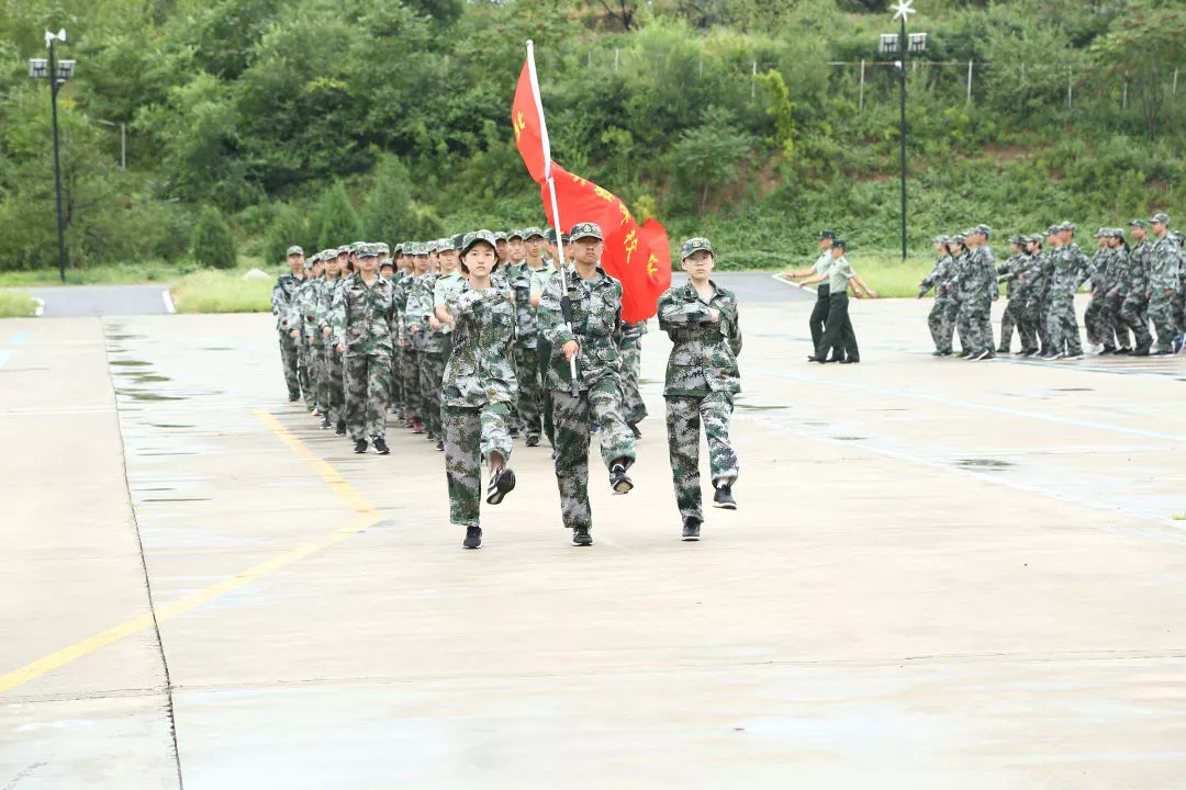 吴鹏程校长首先检阅了学生方阵,一声声"校长好"为人民服务"响彻全场