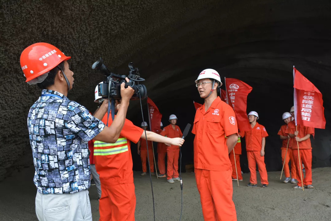 玉磨鐵路傳來最新消息又貫通一個隧道以後從這裡坐火車通過