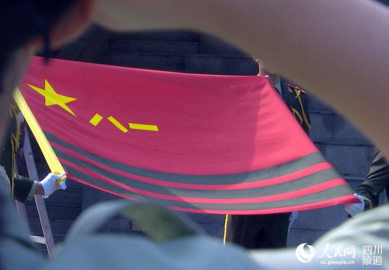 武警四川省总队退役士兵向军旗告别