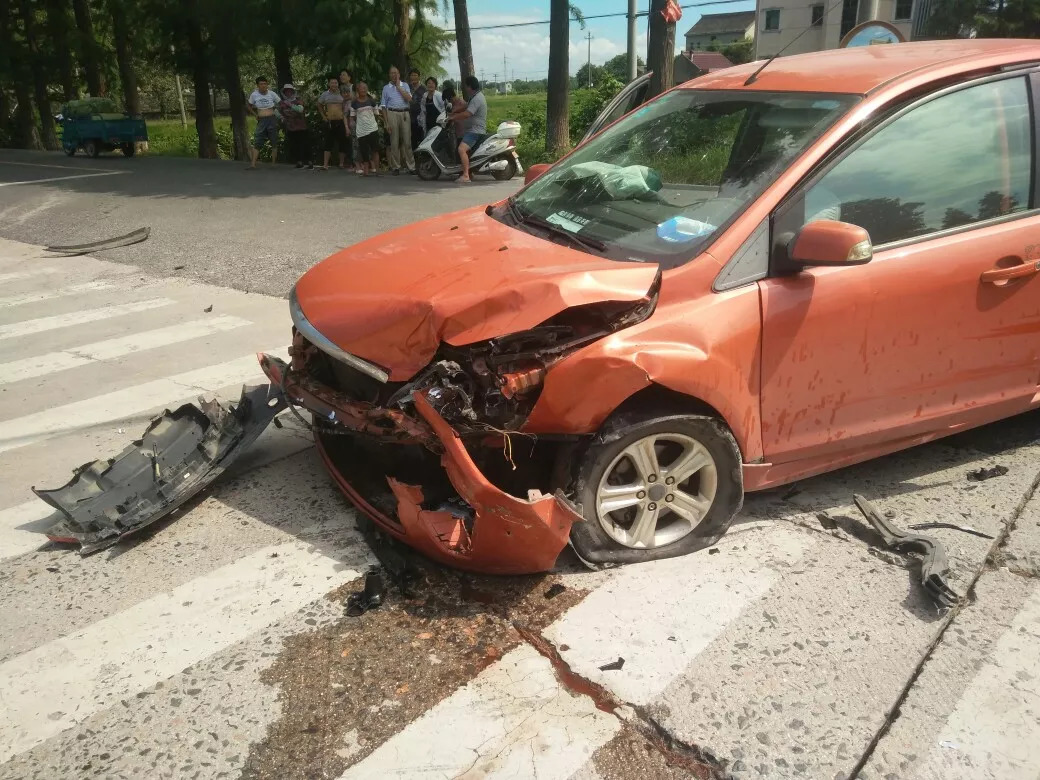 三起車禍接連發生,兩起車子完全報廢,一起電瓶車車主被壓車輪下!