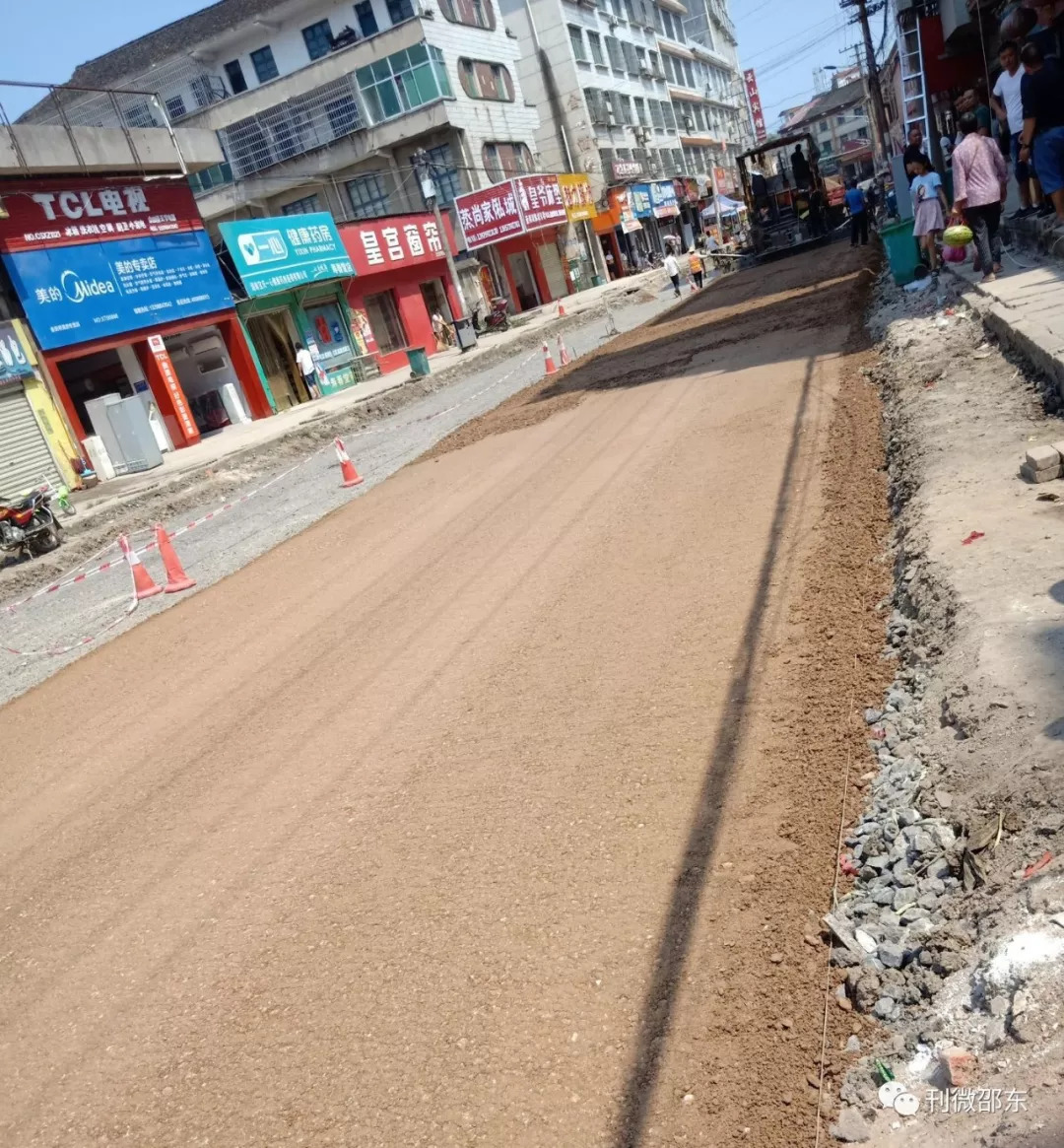 邵东佘田桥街上的路基本修好了,来住宿的,吃饭,买东西的都方便了.