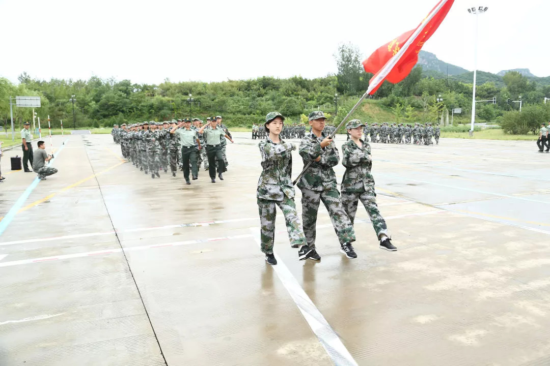 吴鹏程校长首先检阅了学生方阵,一声声"校长好"为人民服务"响彻全场