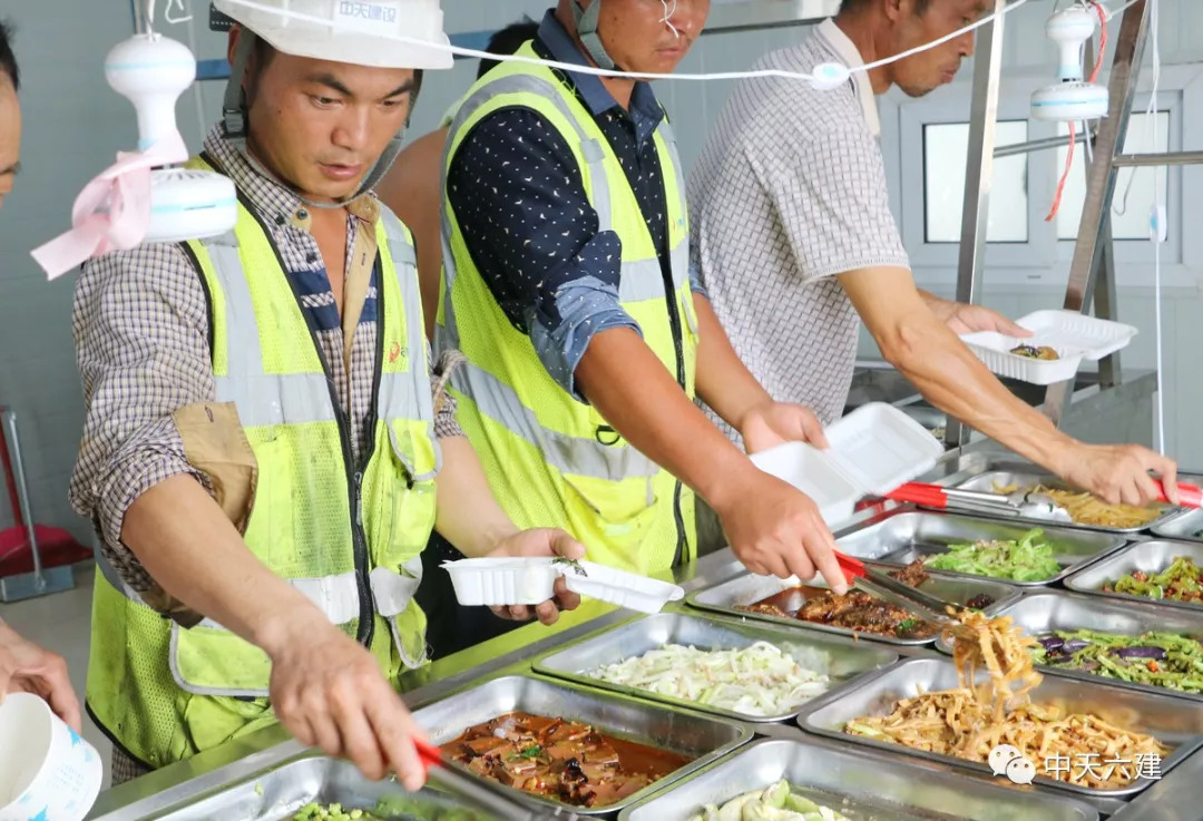 自助式食堂:红烧肉,卤鸡腿,红烧排骨,青椒肉丝,雪菜小黄鱼,干煸刁子鱼