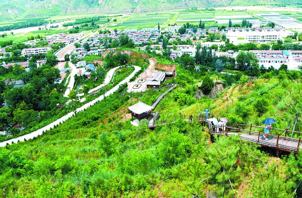 甘肃日报:泾川县田园风光美 乡村旅游热_凤凰村