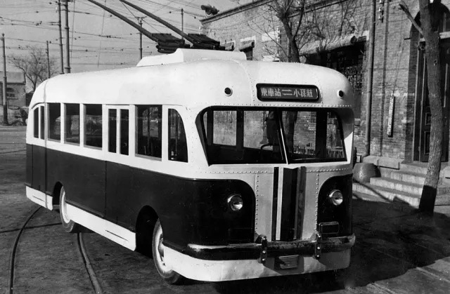 1925年,由私商投资运营的汽车公共运输开始在天津客运市场出现,此后又