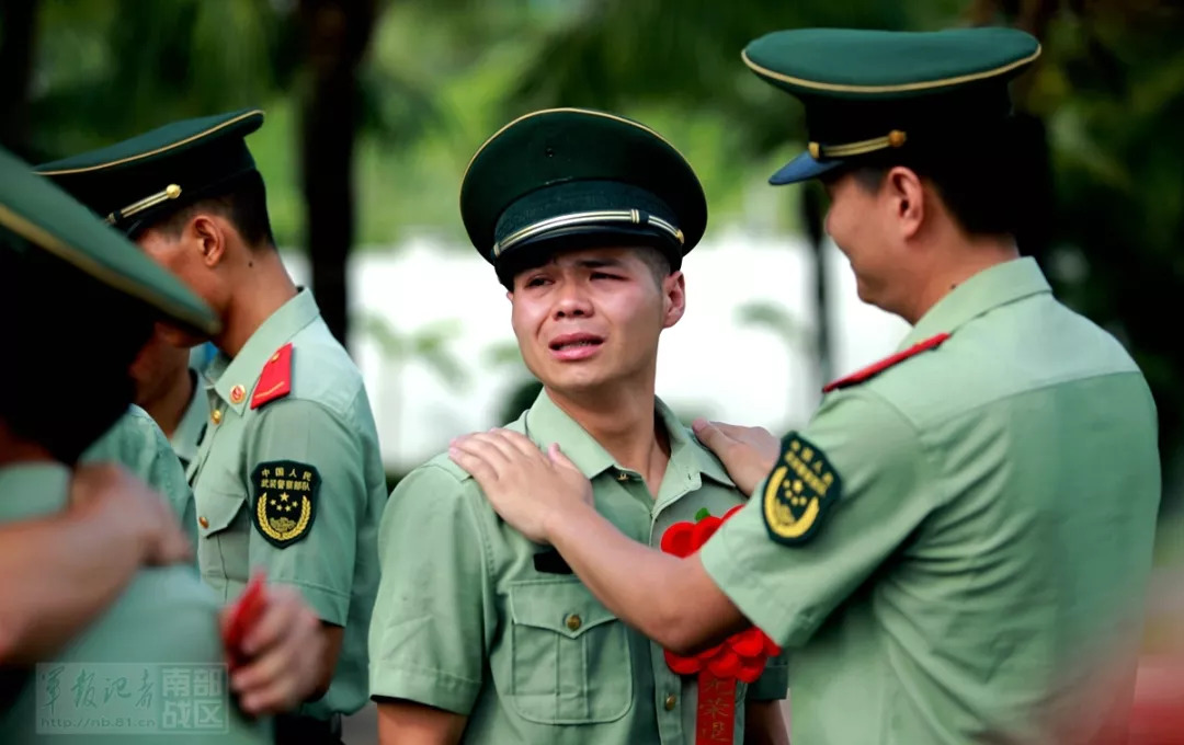 武警退伍老兵卸军衔 硬汉瞬间成泪人