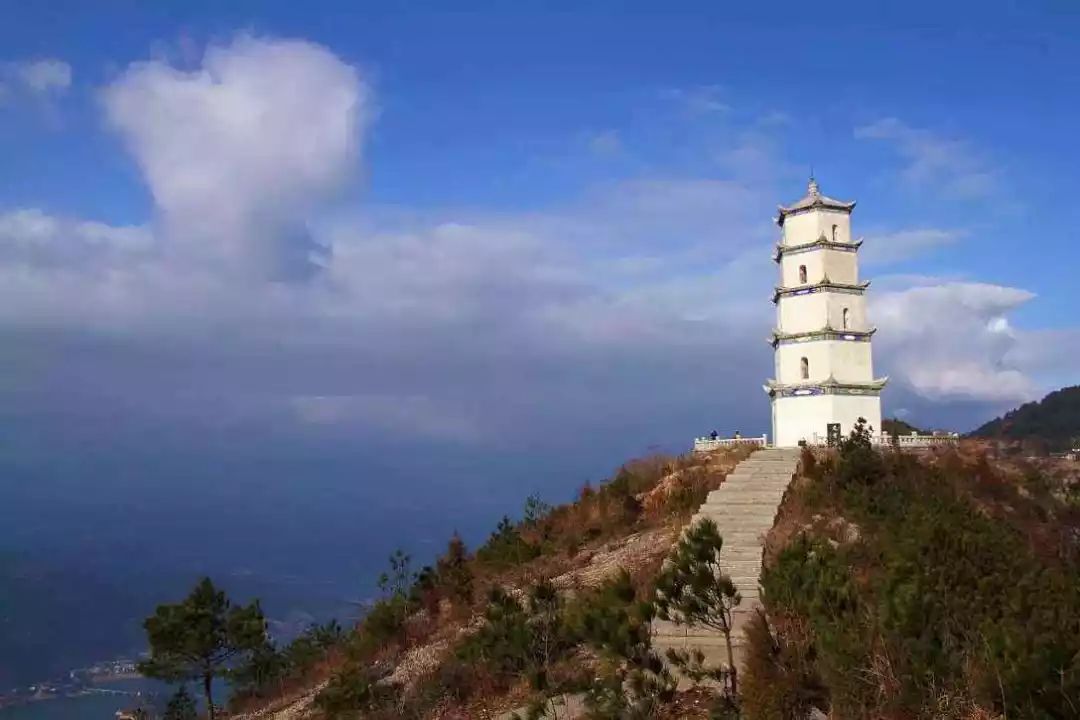 景點有白帝城,天坑地縫,黃金洞,古懸棺,長龍山,天鵝湖等.