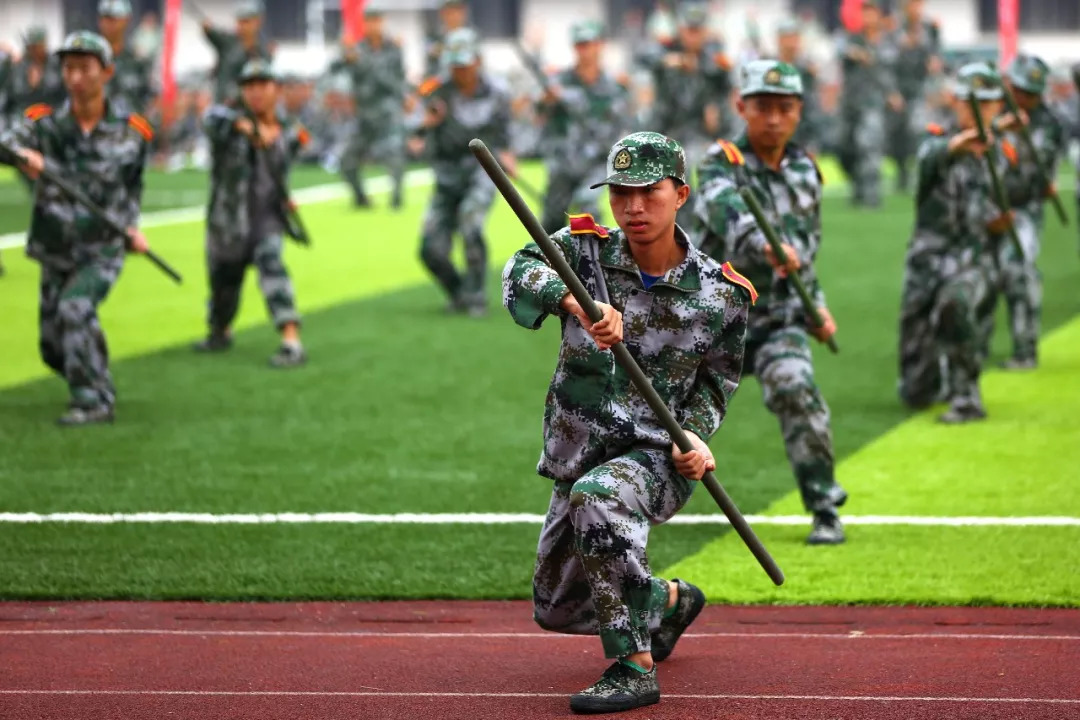 軍棍緊握,勢如破竹步履鏗鏘,整齊劃一商學院應急棍靈動招式,江南女子