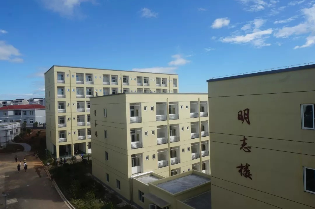 新昌技师学院大门图片