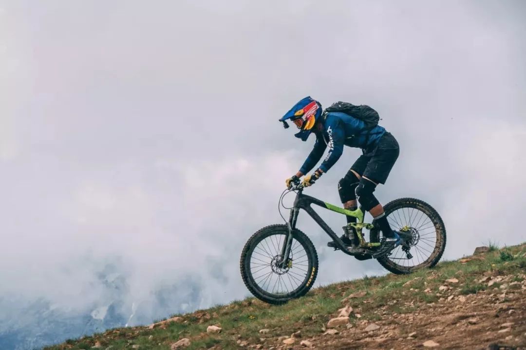 揭秘邪不壓正彭于晏屋頂騎車特技的替身中國山地攀爬第一人