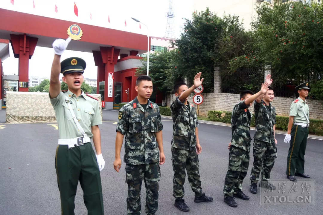 直击2018湖南湘潭武警退役仪式现场再见了战友