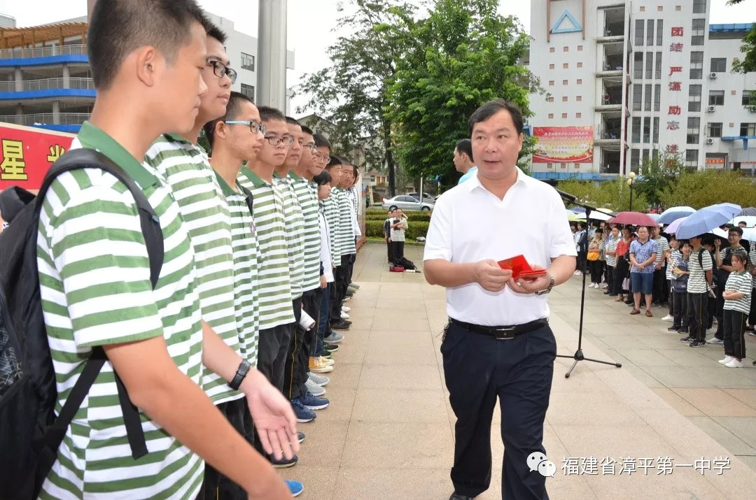 刘炳河校长向获奖学生颁奖,表彰他们取得的优异成绩,希望他们再接再厉